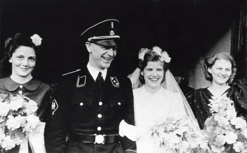 18. Молодожен щеголяет в форме СС на свадьбе, декабрь 1942 г.