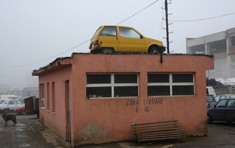 Автомобили на крышах зданий и сооружений