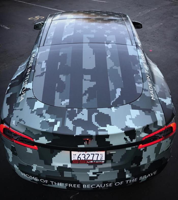 На задней части автомобиля нанесена надпись " "home of the free because of the brave", что является классическим способом отдать дань уважения всем американским солдатам.