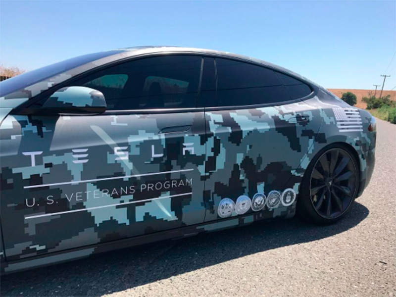 После Дня памяти Tesla использует этот автомобиль для рекламы своей программы Tesla ветеранам.
