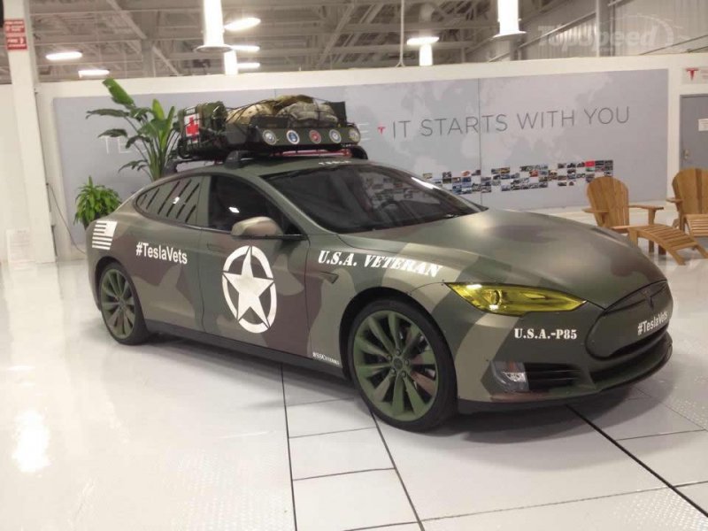 Tesla Model S в цифровом камуфляже ко Дню ветеранов