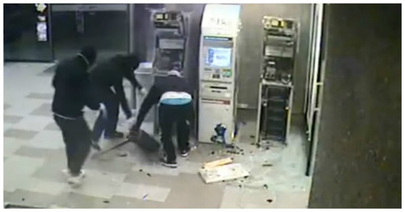 Украсть за 70 секунд: дерзкое ограбление банкоматов на глазах у многочисленных свидетелей
