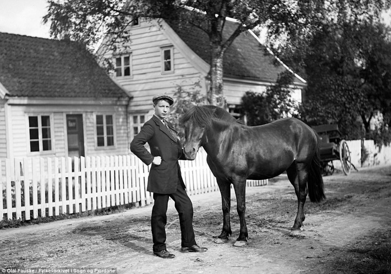 Сельский образ жизни: мужчина в костюме и кепке гордо позирует рядом со своей лошадью, 1915 -1920-е годы