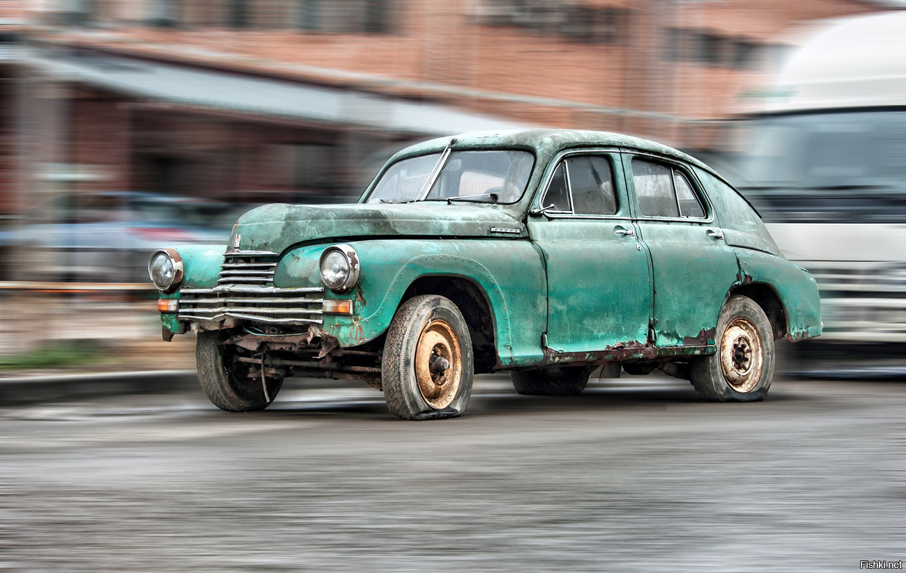 Запрет старых автомобилей. Старые машины. Ржавый автомобиль. Старый Ржавый автомобиль. Старый автомобиль на дороге.