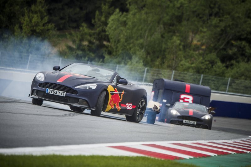 Пилоты Формулы-1 устроили гонку на Aston Martin с кемперами