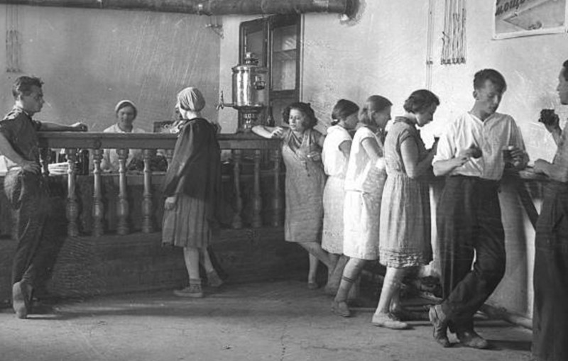 Советские студенты в одном из буфетов Москвы,1925