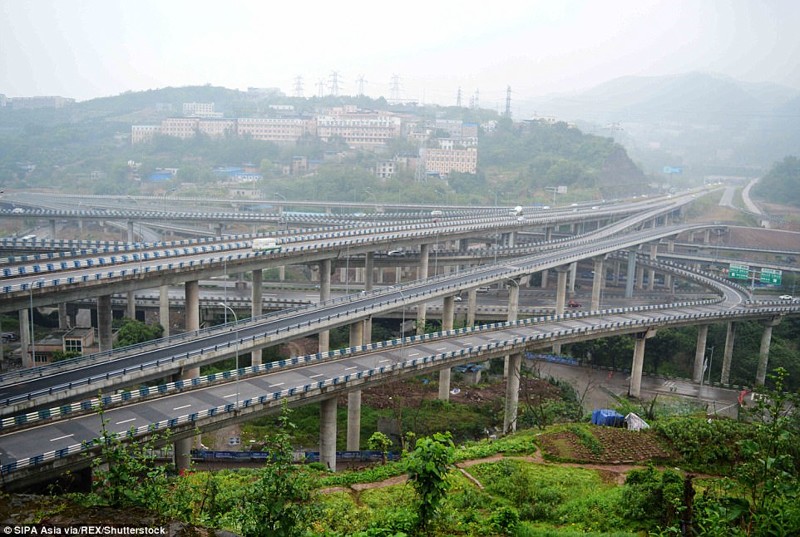 Это самый сложный комплекс дорожных сооружений в Чунцине, включающий в себя 5 уровней и 20 пандусов в 8 направлениях 