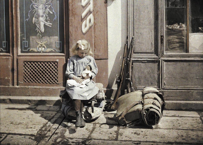 Девочка с куклой на солдатских ранцах, 1917 год, Реймс, Франция