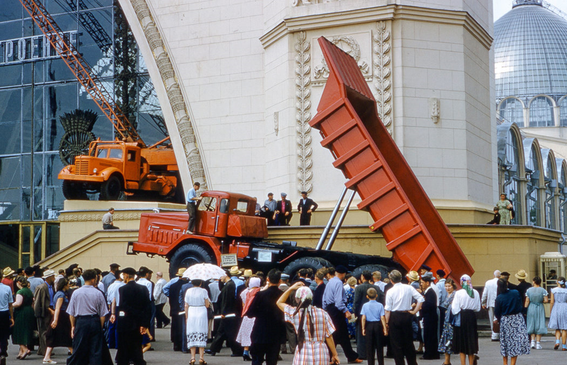У павильона «Машиностроение» (сейчас павильон «Космос») на ВСХВ, 1958 год, Москва