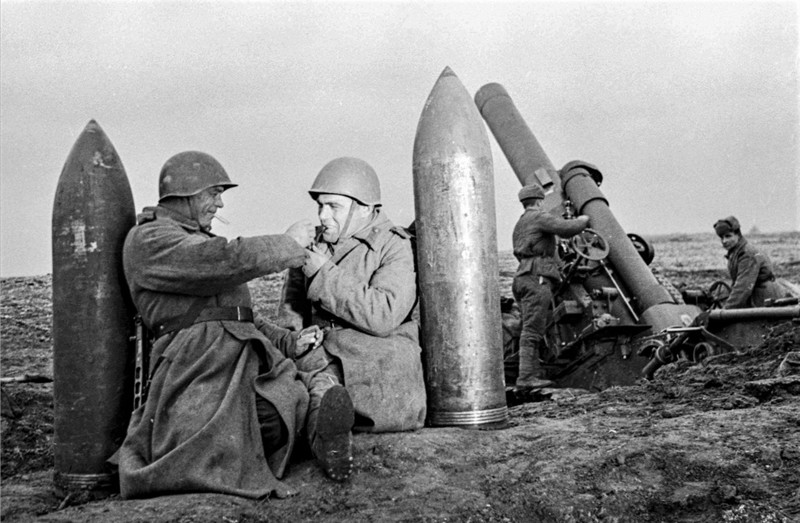 Красноармейцы-артиллеристы расчета 280-мм мортиры образца 1939 года (Бр-5) отдыхают у снарядов. СССР. 1941-1945 годы.