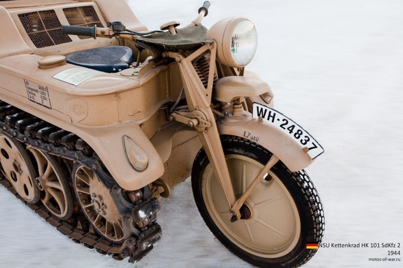 Гусеничный мотоцикл вооружения не имел. По пересеченной местности машина могла передвигаться по грязи и даже по болоту, благодаря незначительному давлению на грунт. Масса мотоцикла составляла 1235 кг. 