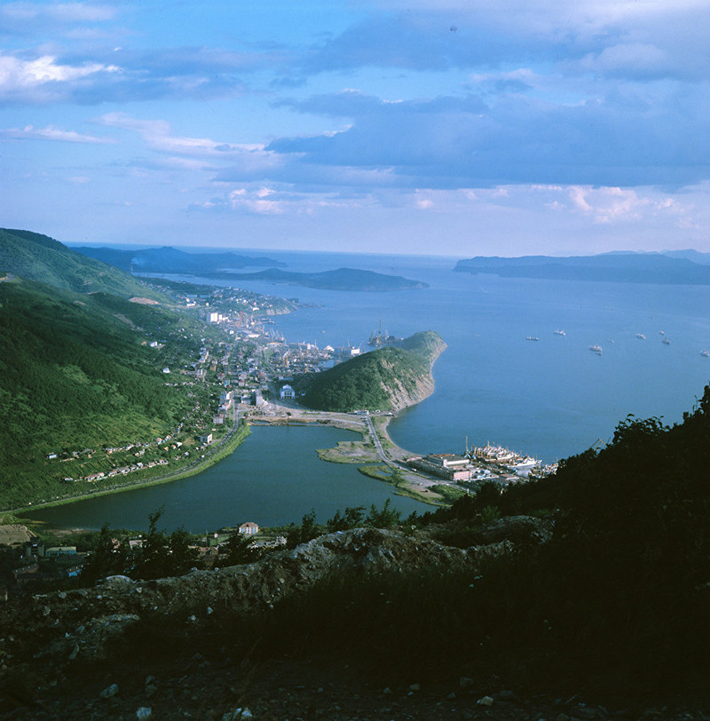 Вид на Авачинскую бухту и пассажирский порт в Петропавловске-Камчатском. Валерий Шустов, РИА Новости, 1979 год: