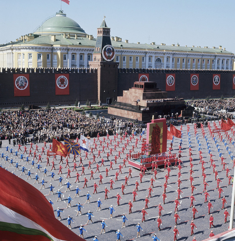 Парад физкультурников во время празднования 1 Мая на Красной площади. Юрий Сомов, РИА Новости, 1975: