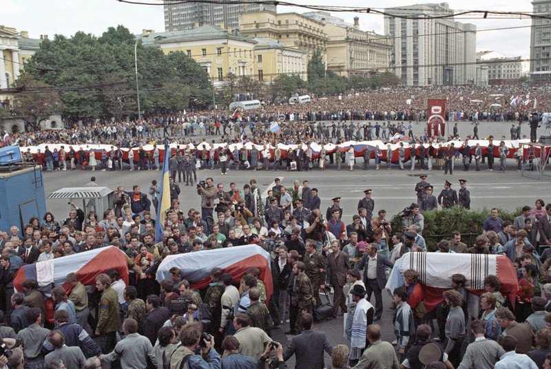 Похоронная процессия с гробами погибших в ночь на 21 августа 1991 года и траурный митинг на Манежной площади. Алексей Бойцов, РИА Новости: