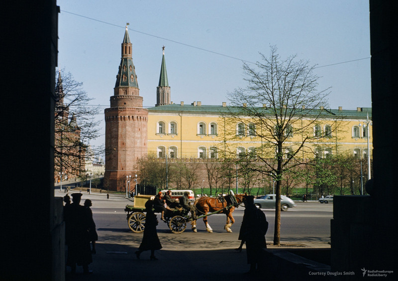 Вид на Кремль из арки здания, в котором находилось американское посольство. Гужевая повозка с какими-то бабками и барахлом.
