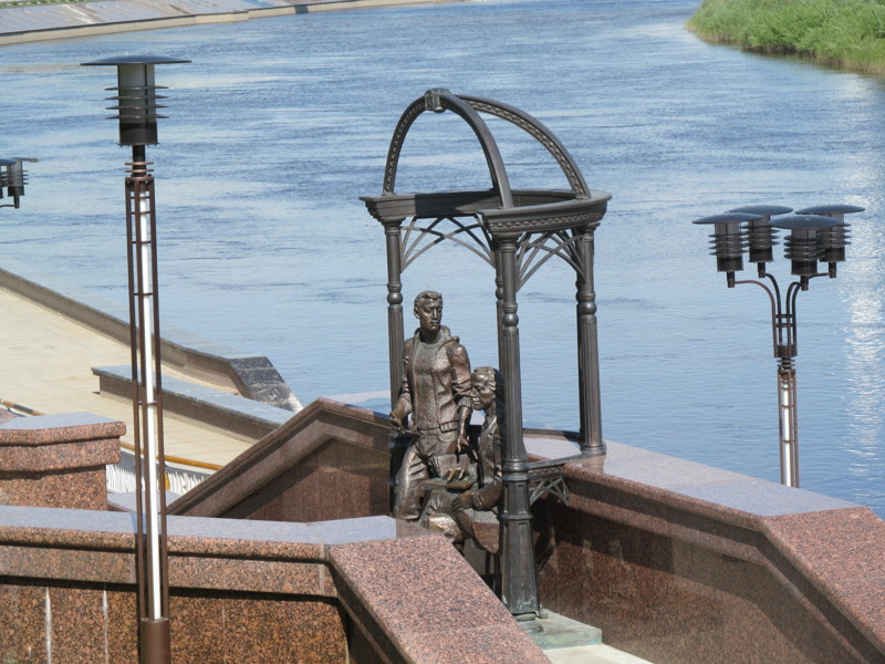 Статуи из предыдущего фото поближе. 
