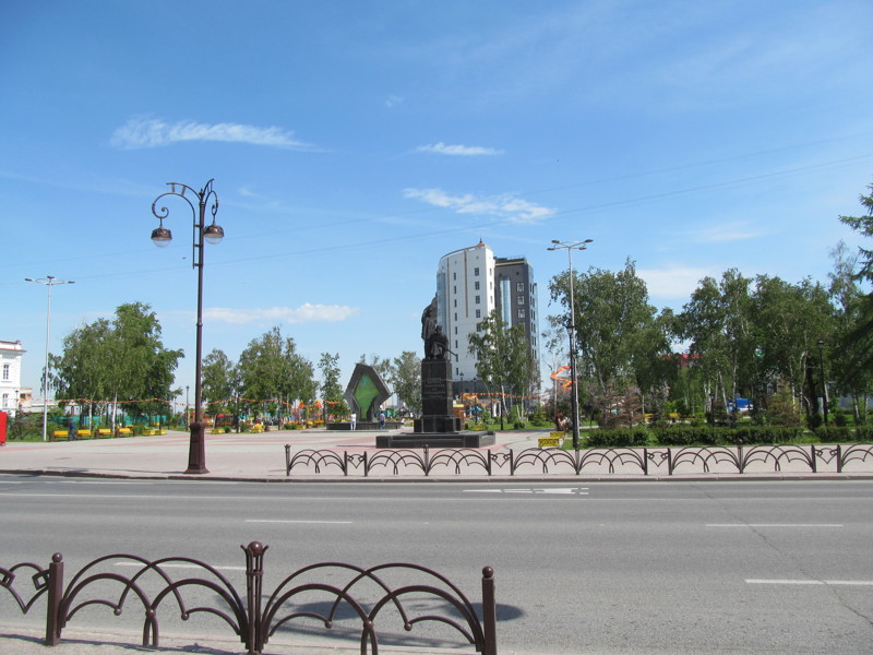 Памятник "Борцам революции" на улице Республики.