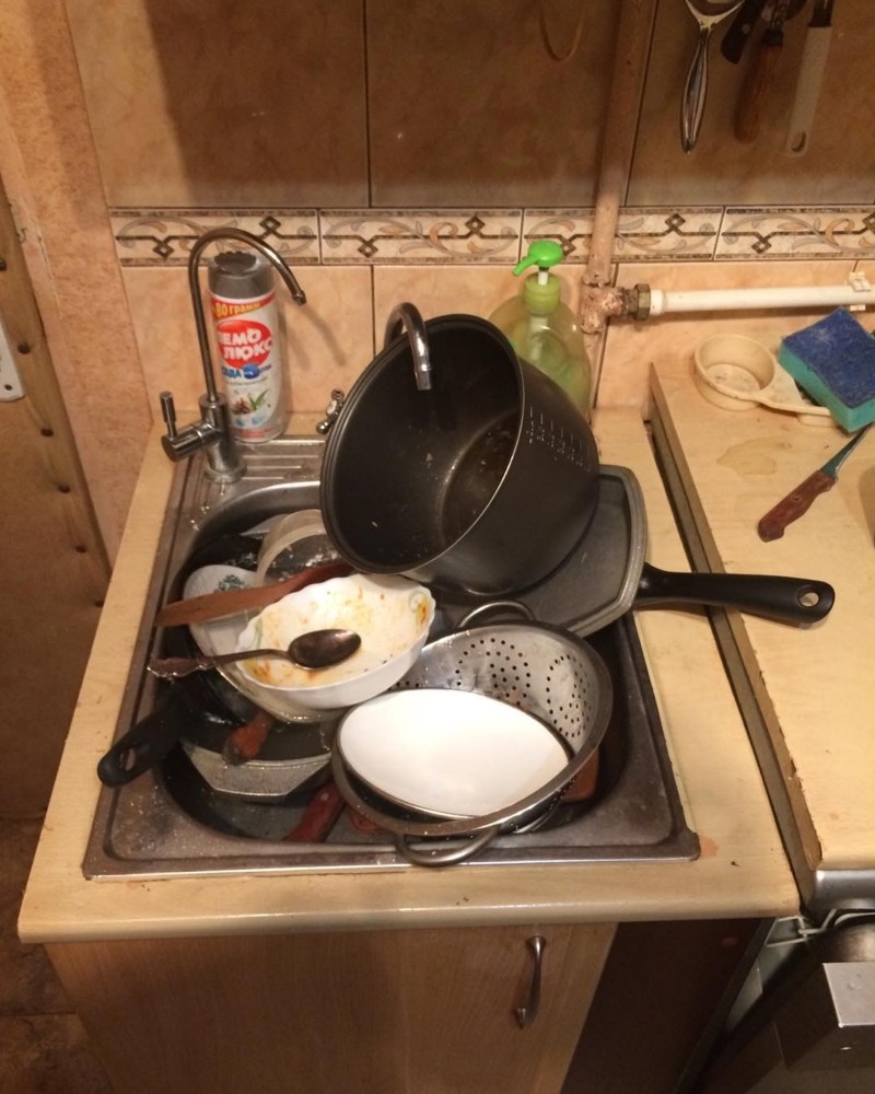 13. И посуду сразу после еды можно не мыть, когда уехала жена!