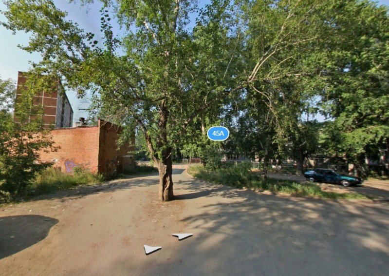 В Екатеринбурге заасфальтировали старый пень посреди дороги