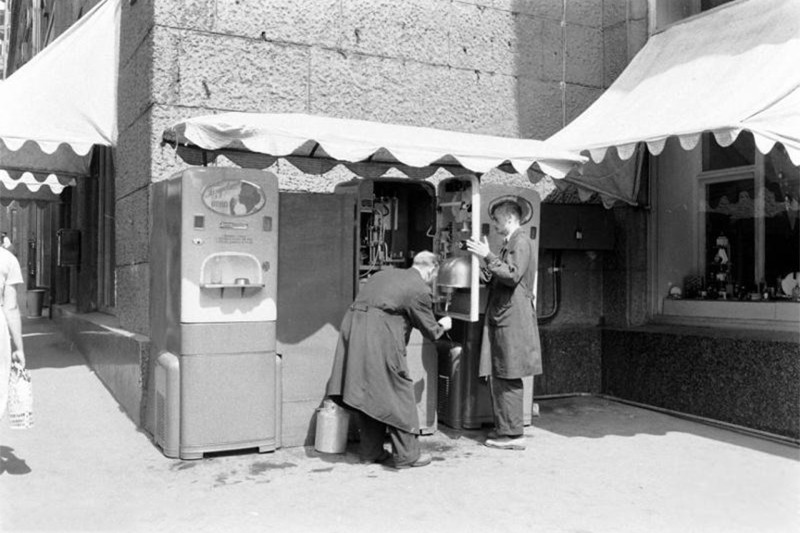 Что продавалось в торговых автоматах СССР: от бутербродов до керосина
