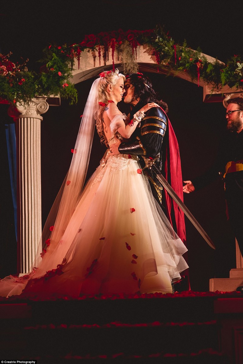 Вампирская свадьба: торт "Замок Дракулы", танцы на шесте и жених с клыками