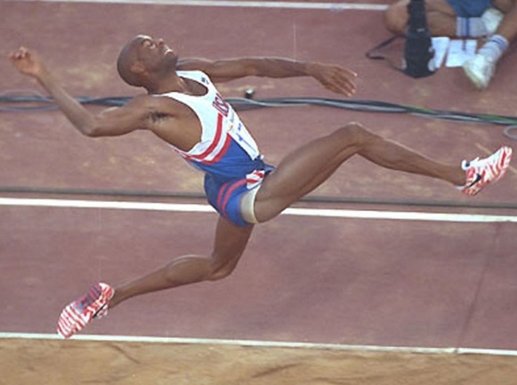 Более 25 лет назад Майкл Пауэлл в соревнованиях по прыжкам в длину показал лучший результат, не побитый до сегодняшнего дня - 8 метров 95 см.