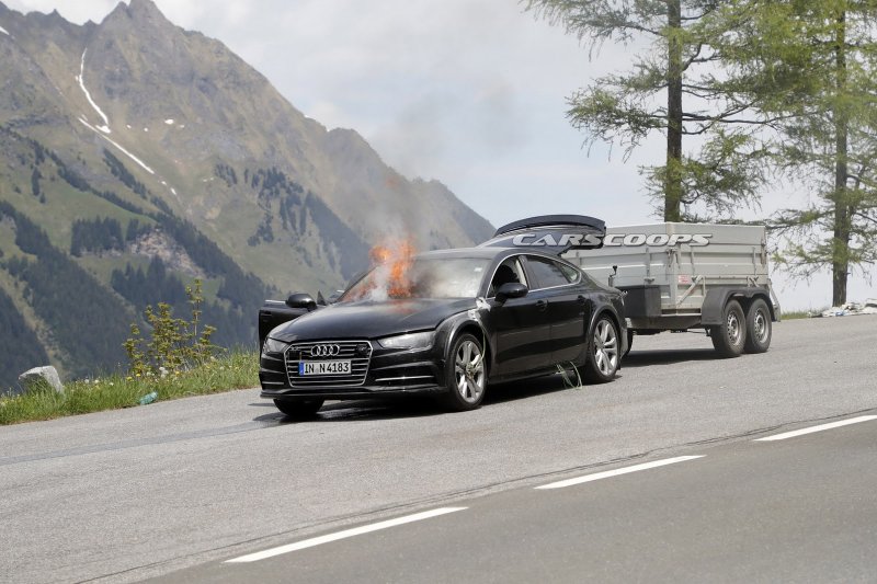 После того, как пламя было замечено, инженерам Audi удалось лишь спасти все свои вещи из машины. 
