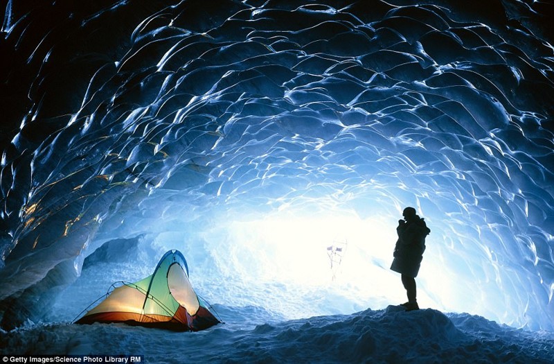 В Британской Колумбии есть немало ледяных пещер для любителей зимнего отдыха 