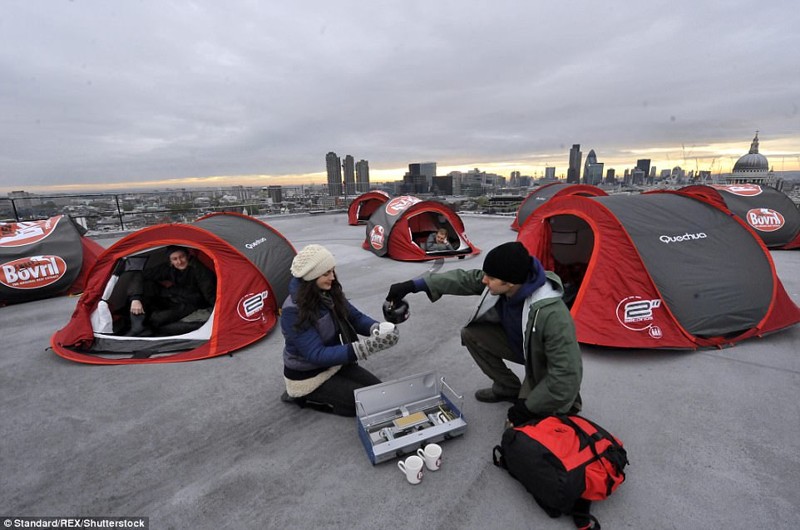 Кемпинг на крыше: в 2009 году компания Bovril разбила для отдыхающих палатки на крыше одного из небоскребов в центре Лондона 