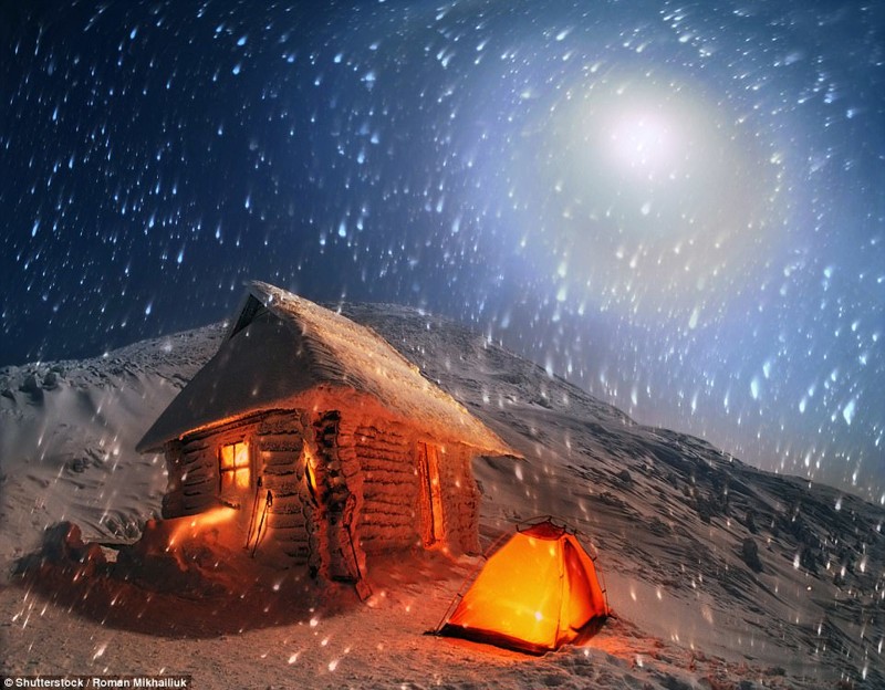 Бесстрашные путешественники могут отправиться на самую высокую гору Украины - Говерлу, а переночевать либо в палатках, либо в охотничьих домиках