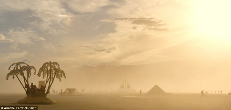 Если вам нравится современное искусство и музыка, то отправляйтесь на восьмидневный фестиваль "Burning Man" в пустыне Блэк-Рок, Невада, США 