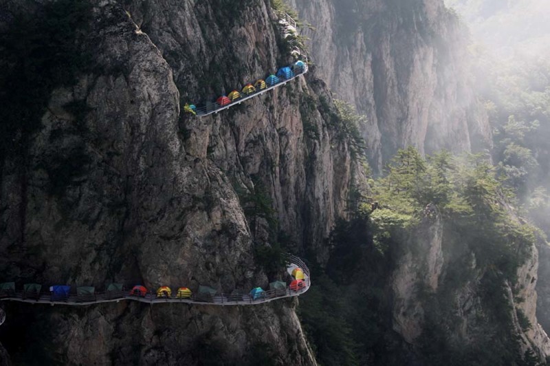 В 2016 году смелые туристы разбили около 100 цветных палаток на склоне горы Лаоджан в Китае