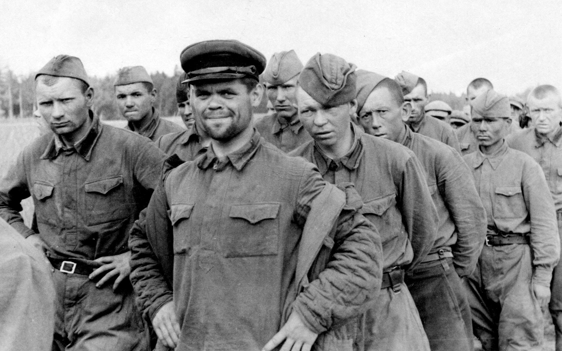 Рота сдалась в плен. Пленные солдаты РККА 1941 Г. ВОВ советские военнопленные 1941.