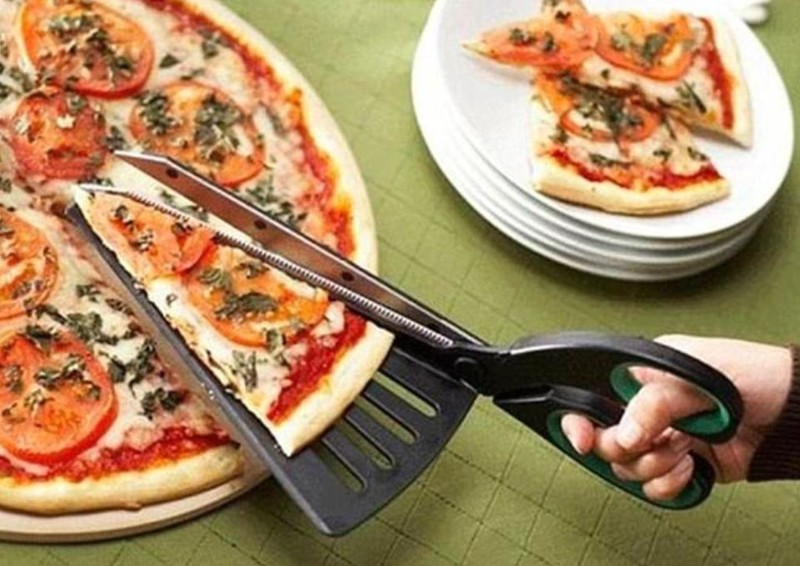 Ножницы со встроенной лопаткой для пиццы