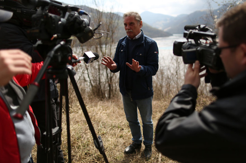 Николаэ Турдеан, один из руководителей медной шахты Рошия Поени, общается с журналистами