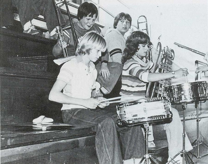 Курт Кобейн играет на барабанах в школе