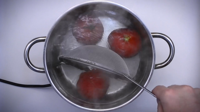 ошпариваем томаты ~30 сек (не варим)