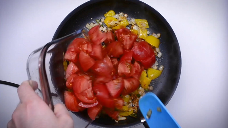 добавляем резанные томаты в пассировку, которая к данному моменту достаточно карамелизовалась и стала мягкой
