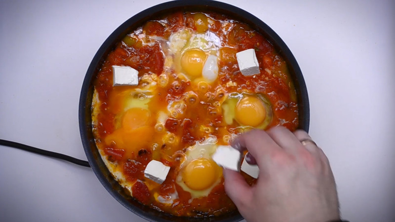 сыр добавляем к яичнице, яичницу отправляем в печь (духовку без конвекции) на 8 мин