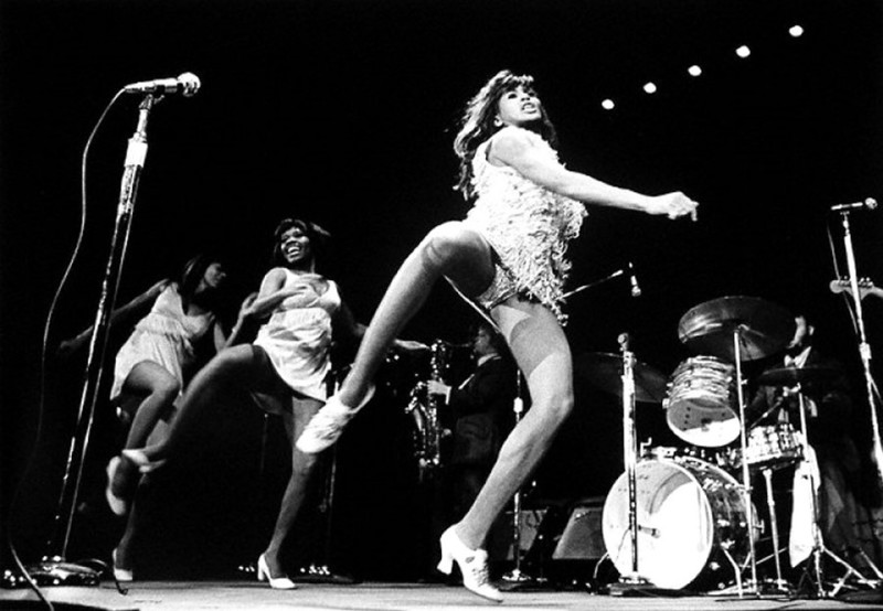 Tina Turner and The Ikettes dance - 1967