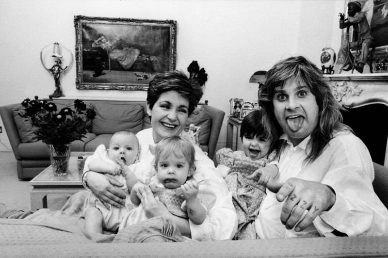 Оззи Осборн Дома со своими детишками – дочерьми Эми и Келли и сыном Джеком в 1986 году