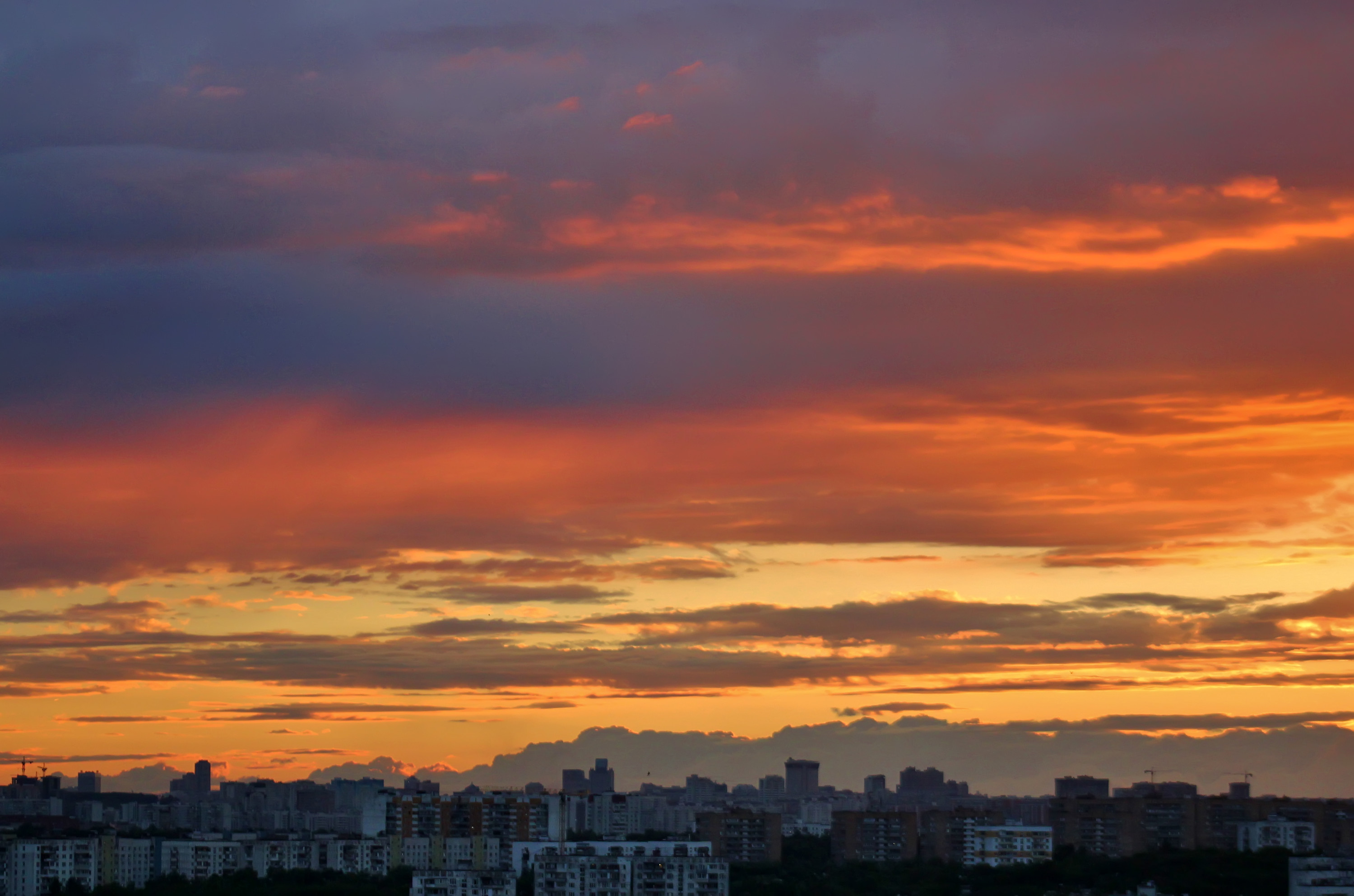 Время заката в москве. Закат в Москве. Закат над Москвой. Москва панорама закат. Закат в Москве фото.