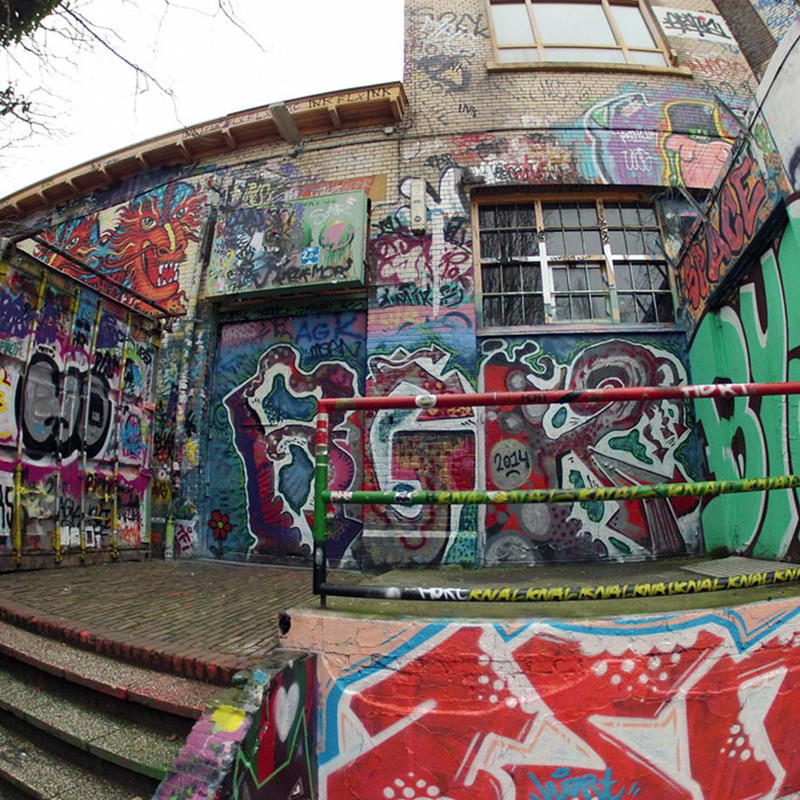 Огромный слой краски отвалился от 30-летнего граффити, и вот как он выглядит