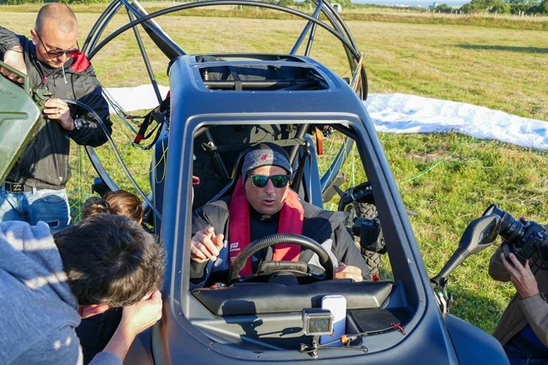 Французский летчик пересек Ла-Манш на летающей машине