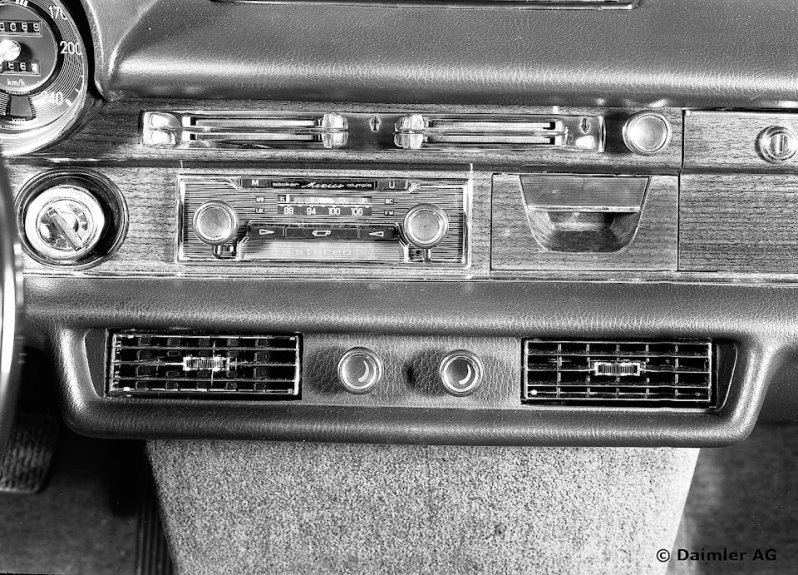 Полный фарш по-штутгартски в конце 60-х: кондиционер, магнитола, пневма, электростекла. Но регулировка сидений ручная, как впрочем и регулировка зеркал