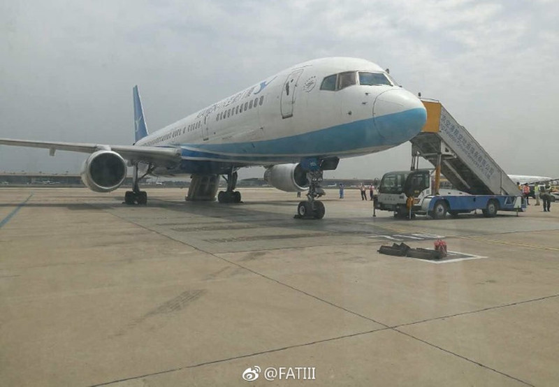 Китаянка из любопытства открыла аварийный выход самолета