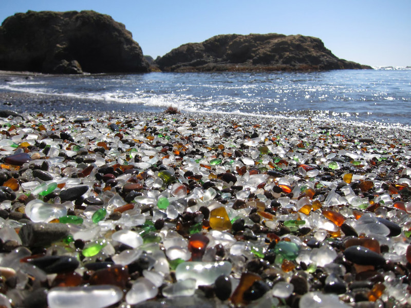 Стеклянный пляж — самое большое хранилище маленьких стеклышек