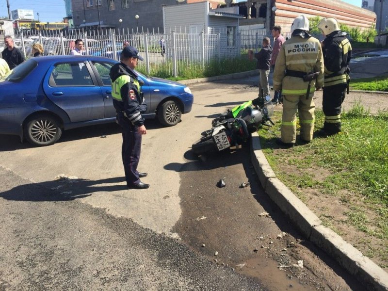 Столкновение мотоциклиста с машиной в Ижевске 