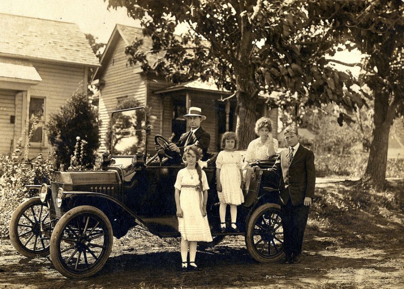 Семья и их Ford Model T, около 1915