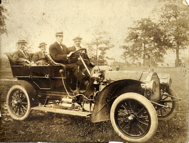 Джентльмены в автомобиле, около 1910